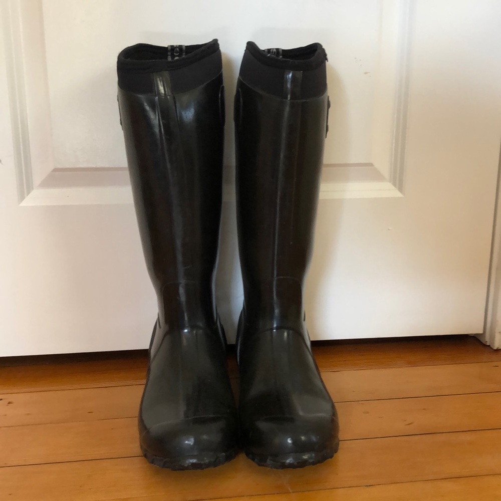 Black BOGS rain boots